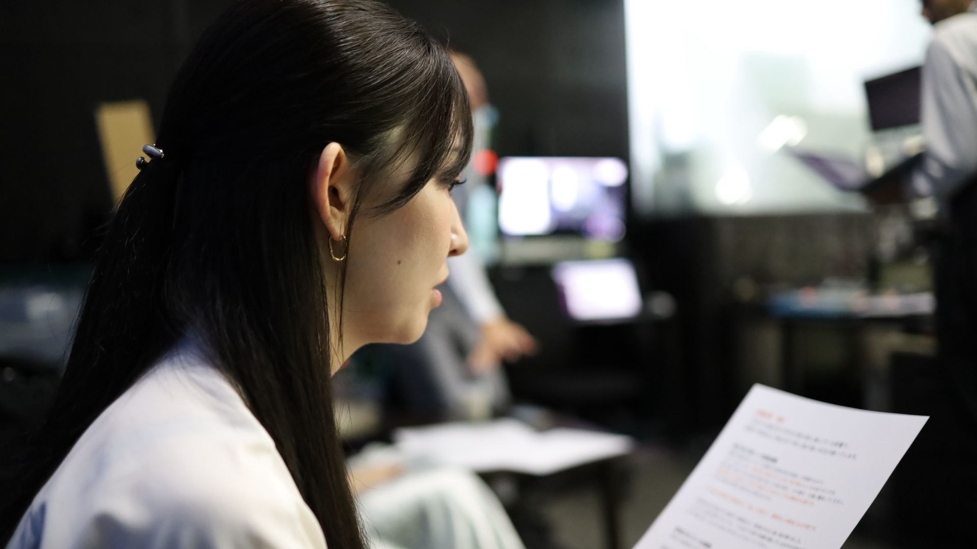 訓練開始前に資料を読み込んでいる様子