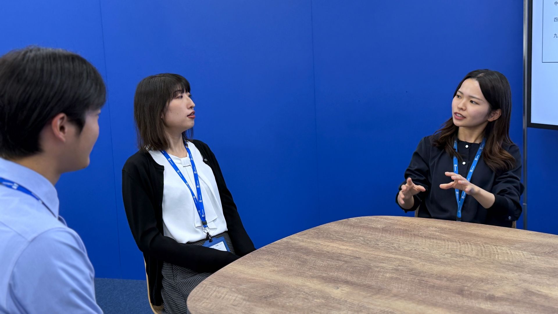 予報センター 柿沼茜氏(中央)、アプリ運営チーム 加藤夕貴氏(右)