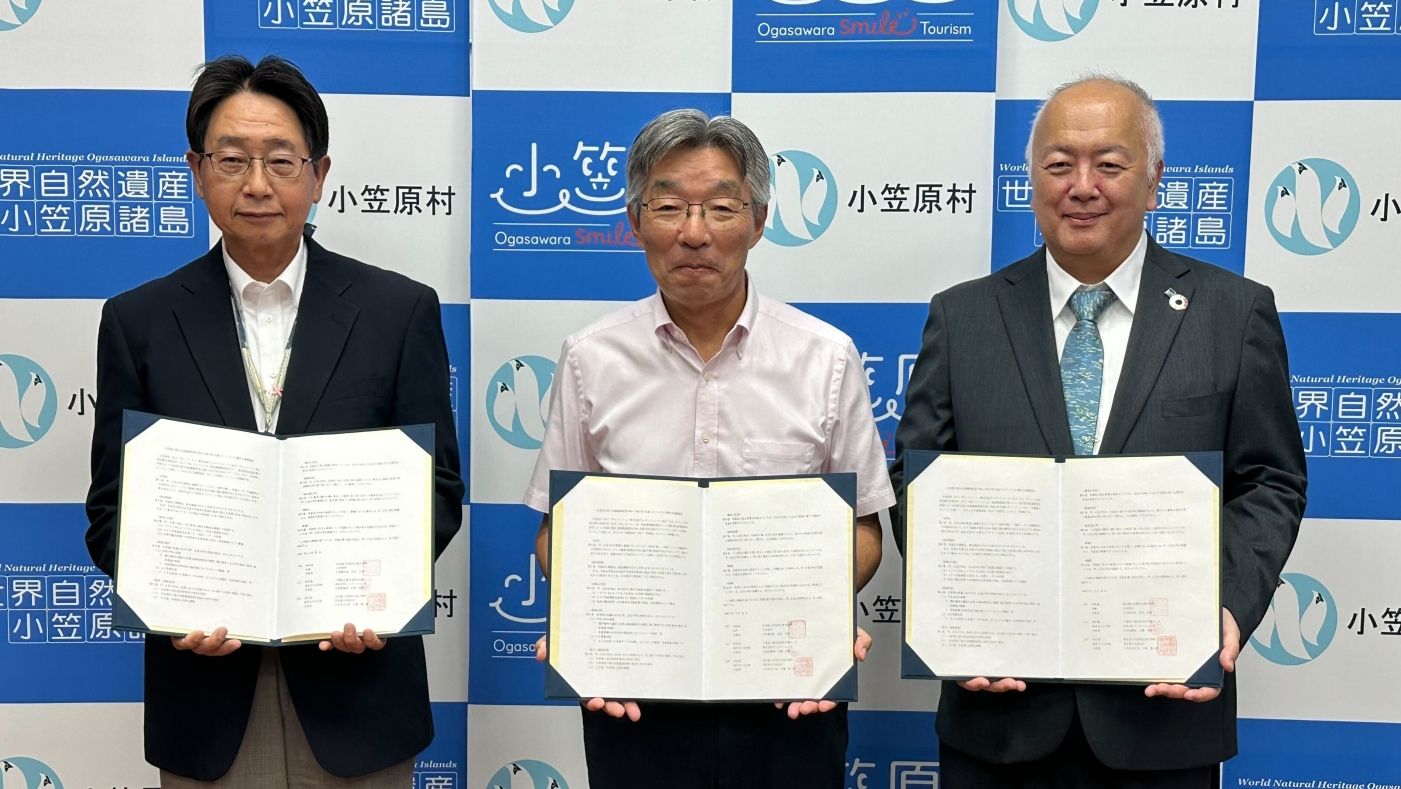 Tokyo Metropolitan Government Ogasawara Subprefecture Director Yujiro Oba (left), Ogasawara Village Mayor Masaaki Shibuya (center), and Weathernews Forecast Center Technical Director Yuichiro Nishi (right)