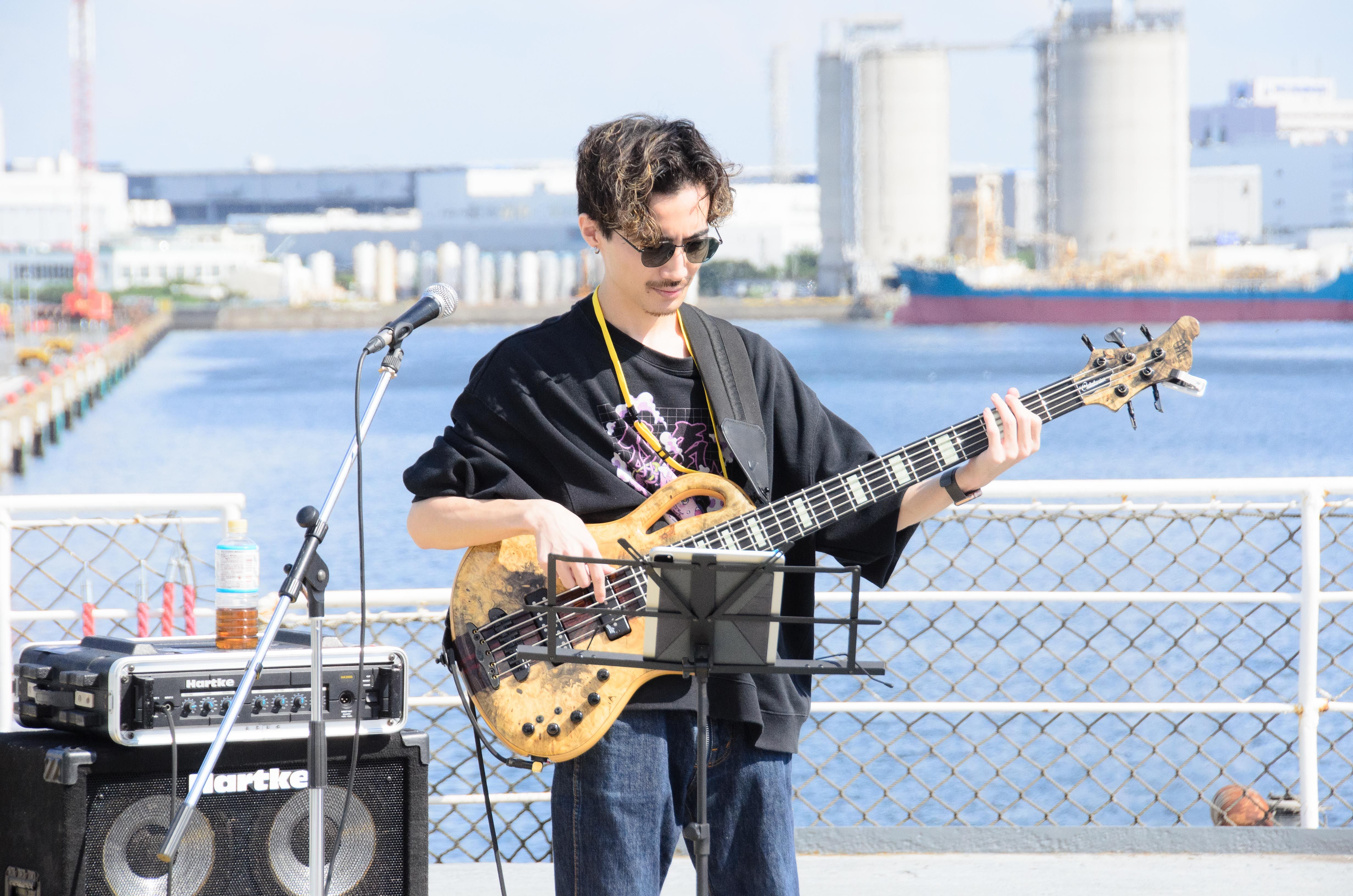 チャレンジングSHIRASEでのバンドの様子