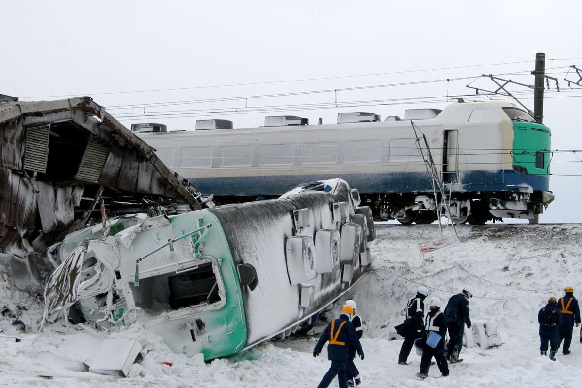 特急列車は脱線し堆肥舎に激突した(写真:時事通信)