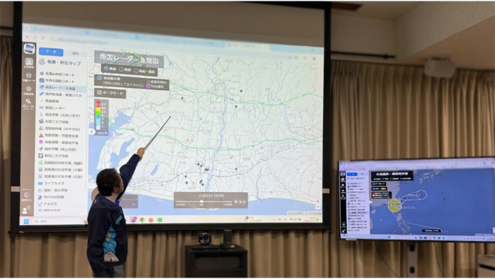 台風の情報を確認・共有する様子